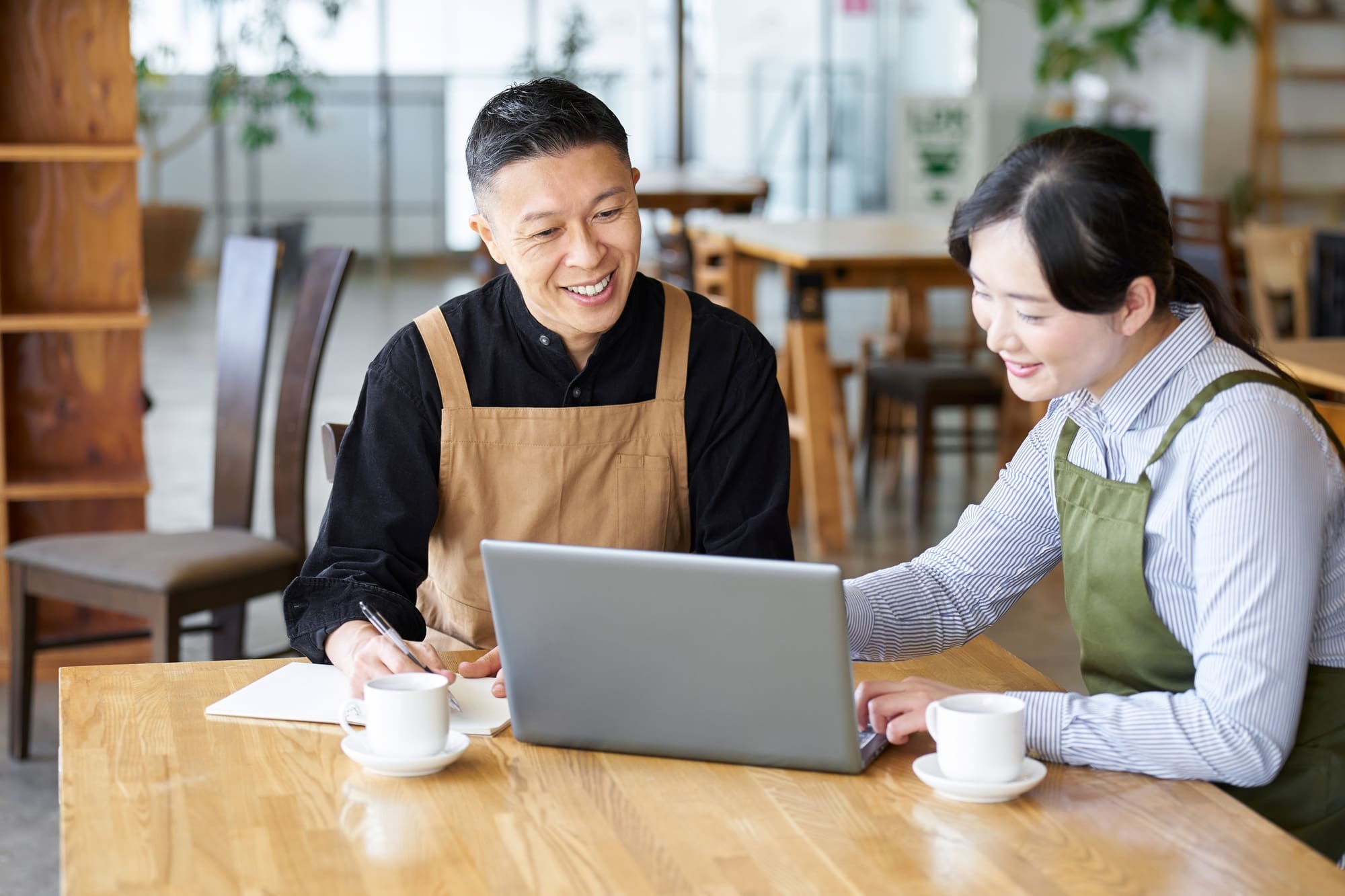 An Asian couple talking about cafe management policy
